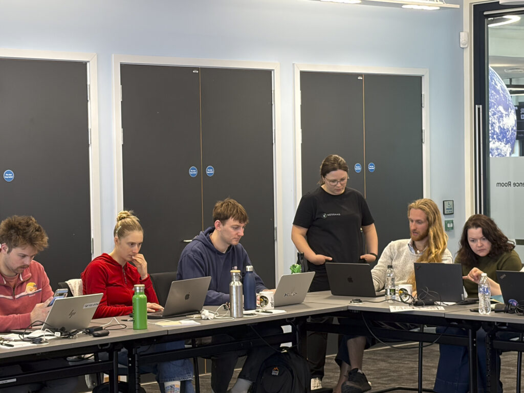Emma Sullivan from PML assisting course participants